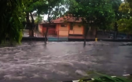 Diguyur Hujan Hingga Malam, Beberapa Ruas Jalan di Kota Bojonegoro Terendam!