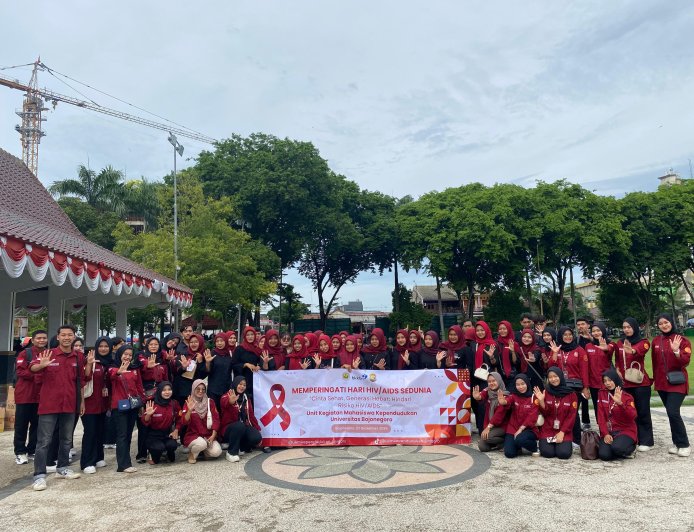 Cinta Sehat, Generasi Hebat: UKM Kependudukan Unigoro Kampanyekan Pencegahan HIV/AIDS di Alun-Alun Bojonegoro