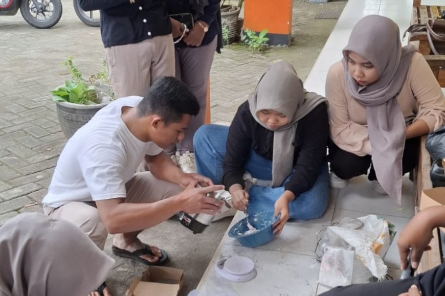 Kelompok Pengabdian Masyarakat UKM P2J Laksanakan Praktek Pembuatan Briket