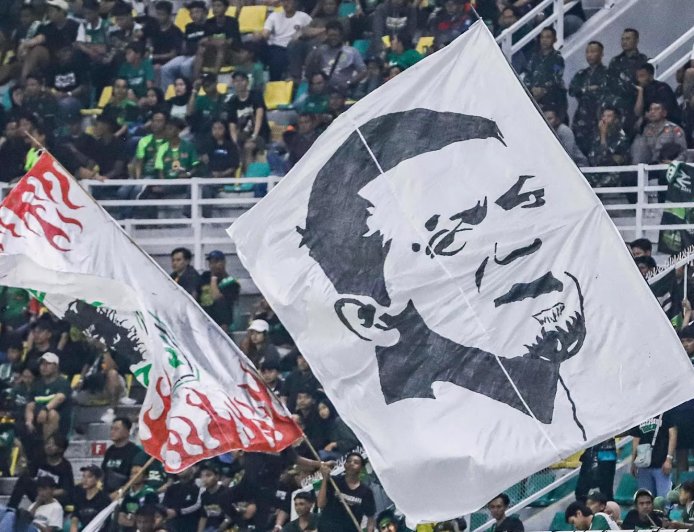 Bonek Dedikasikan Kemenangan Persebaya untuk Almarhum Bejo Sugianto Usai Kalahkan Persib di GBT