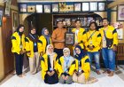 Lestarikan Nilai Lokal, Kelompok 16 KKN-TK Unigoro Serahkan Postcard Ajaran Samin dan Filosofi Batik Obor Sewu ke Tokoh Samin Bojonegoro