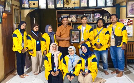 Lestarikan Nilai Lokal, Kelompok 16 KKN-TK Unigoro Serahkan Postcard Ajaran Samin dan Filosofi Batik Obor Sewu ke Tokoh Samin Bojonegoro