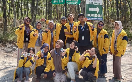 Mahasiswa Kelompok 16 KKN-TK Unigoro Pasang Plang Penunjuk Arah Lokasi Budaya Samin di Desa Margomulyo