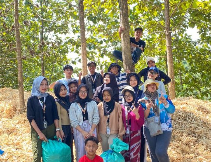 Bonggol Jagung Melimpah, Kelompok 11 KKN-TK Unigoro Sulap Limbah Menjadi Media Tanam Jamur Janggel