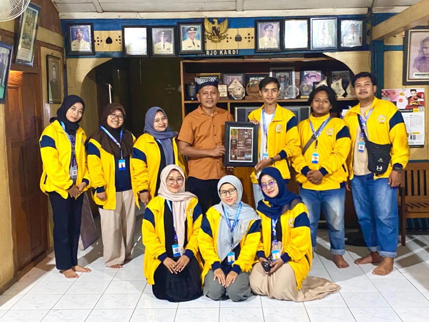 Lestarikan Nilai Lokal, Kelompok 16 KKN-TK Unigoro Serahkan Postcard Ajaran Samin dan Filosofi Batik Obor Sewu ke Tokoh Samin Bojonegoro