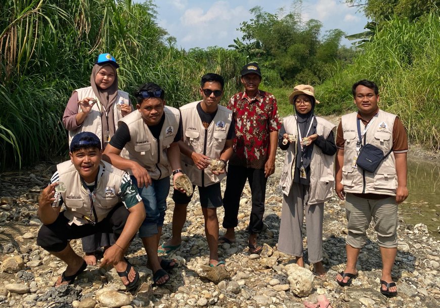 Eksplorasi Fosil di Sungai Pencol, Mahasiswa KKN-TK Unigoro Temukan Potensi Wisata Edukasi Baru di Desa Drenges