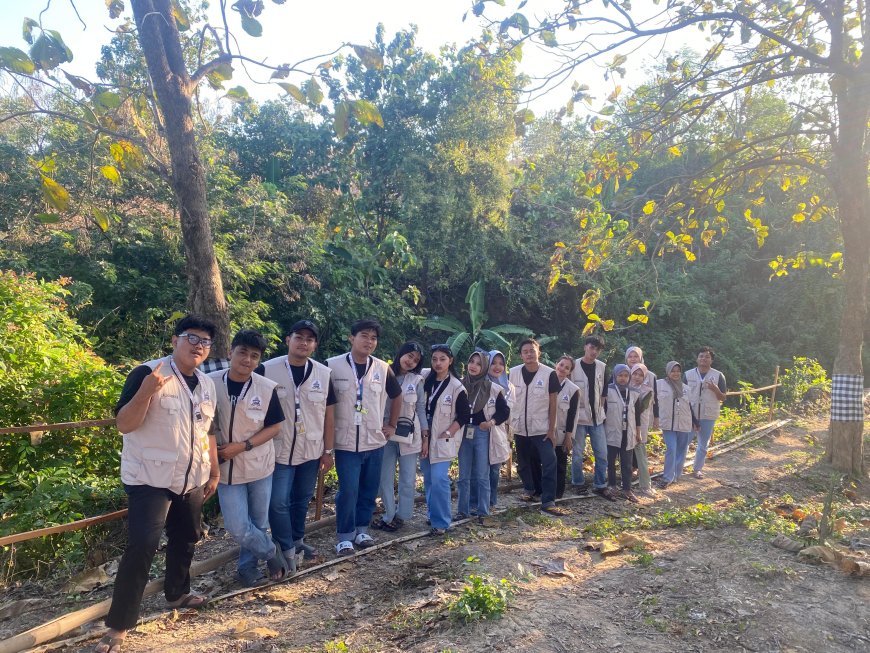 Dukung Ekowisata Berkelanjutan, Mahasiswa KKN-TK Unigoro Bangun Pagar Pengaman di Geosite Kedung Lantung