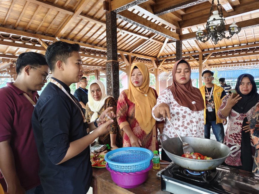 Mahasiswa Kelompok 11 KKN-TK Unigoro Kenalkan Inovasi Sambal Jamur Janggel sebagai Pendamping Nasi Gulung Khas Wonocolo