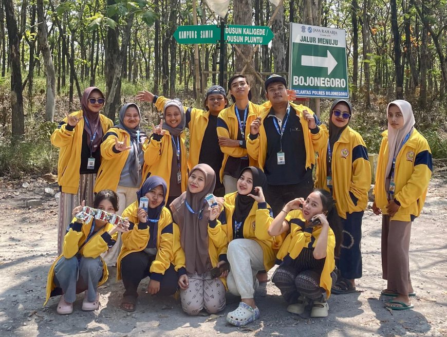 Mahasiswa Kelompok 16 KKN-TK Unigoro Pasang Plang Penunjuk Arah Lokasi Budaya Samin di Desa Margomulyo