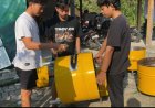 Mahasiswa Kelompok 12 KKN-TK Unigoro Lakukan Pembuatan dan Distribusi Tempat Sampah serta Pemasangan Plang Informasi Usia Penguraian Sampah