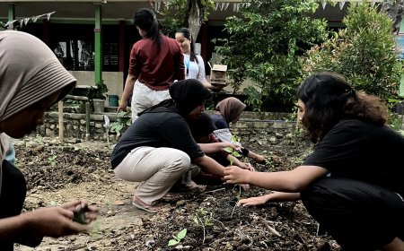 Hijaukan Sekolah, Sehatkan Generasi: Kelompok 12 KKN-TK Unigoro Tanam Apotek Hidup di SDN Kawengan