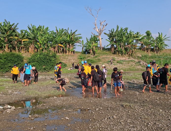KKN-TK 10 Unigoro 2025 dan The Bone Hunter Team Eksplorasi Situs Perahu Besi dan Pencarian Fosil di Bengawan Solo