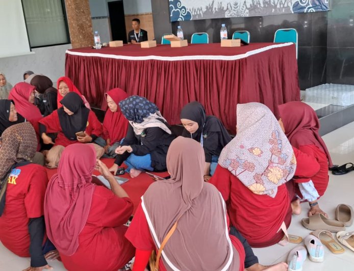 PPK Ormawa UKM P2J Latih Ibu-Ibu Ngablak Branding Produk Jamu di Era Digital