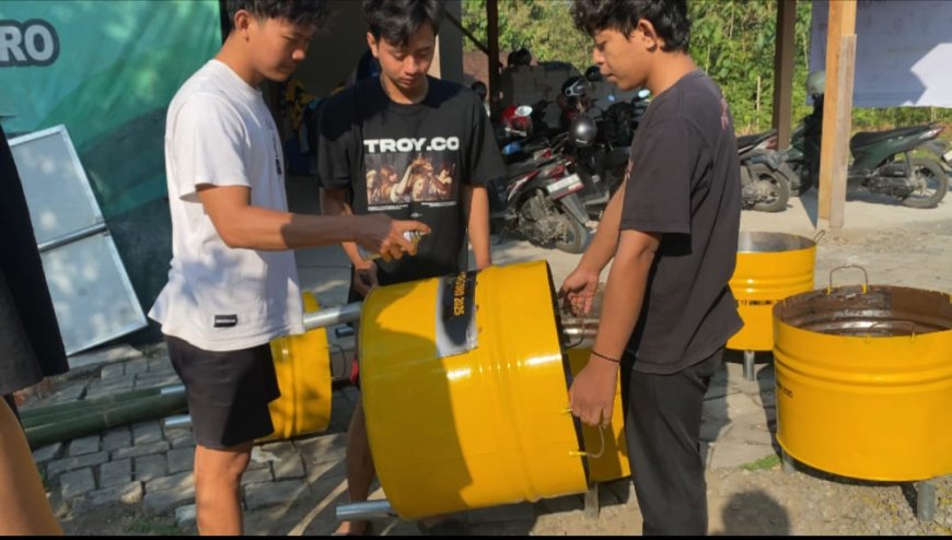 Mahasiswa Kelompok 12 KKN-TK Unigoro Lakukan Pembuatan dan Distribusi Tempat Sampah serta Pemasangan Plang Informasi Usia Penguraian Sampah