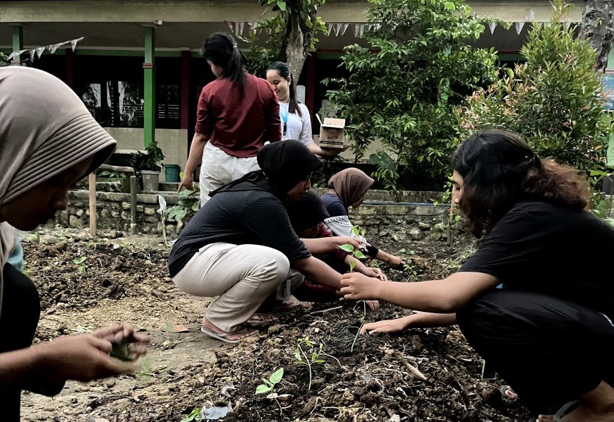Hijaukan Sekolah, Sehatkan Generasi: Kelompok 12 KKN-TK Unigoro Tanam Apotek Hidup di SDN Kawengan