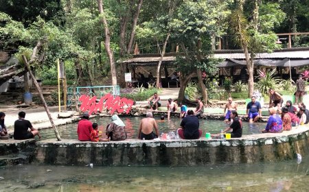 Tiket Cuma Rp2.000, Sumber Air Panas Nganget Tuban Diserbu Warga untuk Tarapi