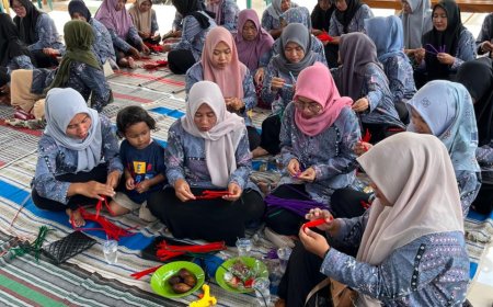 Dorong Kemandirian Ekonomi, UKM Kependudukan Unigoro Latih Ibu-Ibu Desa Duwel Kreasi Buket Pipe Cleaner