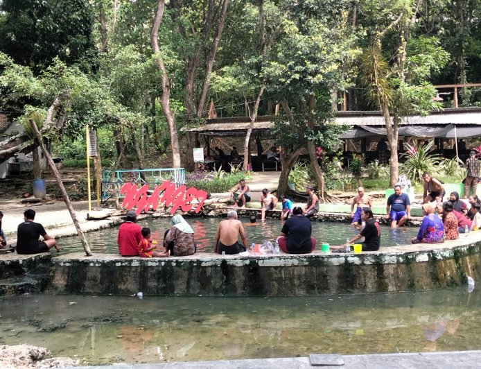 Tiket Cuma Rp2.000, Sumber Air Panas Nganget Tuban Diserbu Warga untuk Tarapi