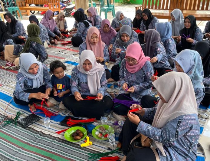 Dorong Kemandirian Ekonomi, UKM Kependudukan Unigoro Latih Ibu-Ibu Desa Duwel Kreasi Buket Pipe Cleaner