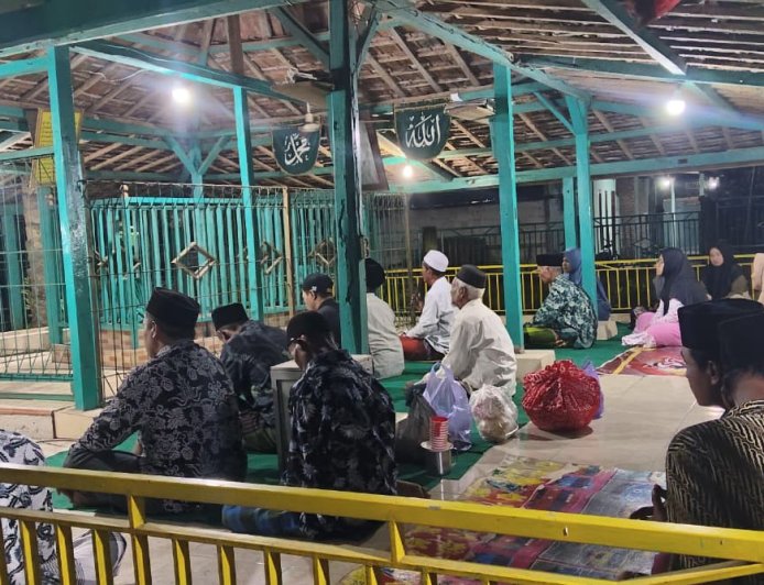 Tradisi Tahlil Malam Jumat Pahing di Makam Kyai Tameng Jati Tetap Lestari