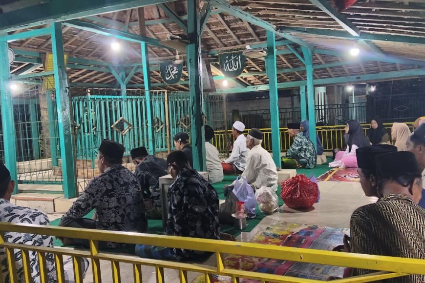 Tradisi Tahlil Malam Jumat Pahing di Makam Kyai Tameng Jati Tetap Lestari