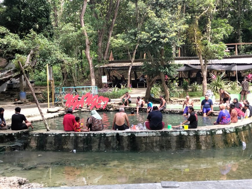 Tiket Cuma Rp2.000, Sumber Air Panas Nganget Tuban Diserbu Warga untuk Tarapi