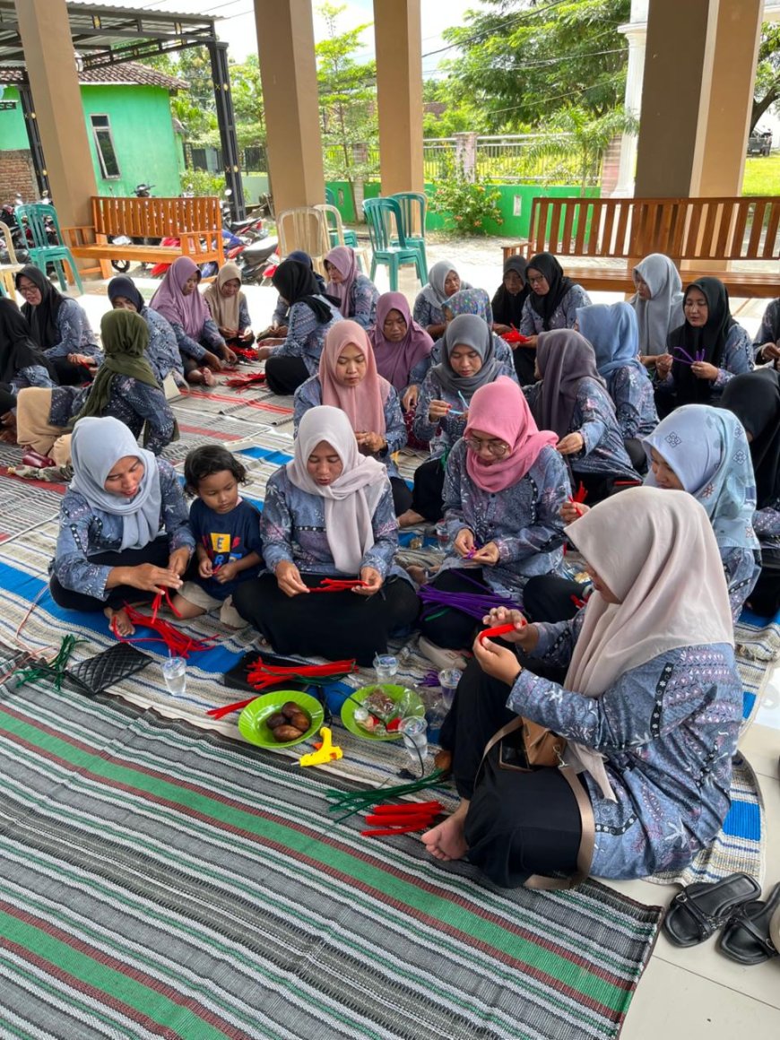 Dorong Kemandirian Ekonomi, UKM Kependudukan Unigoro Latih Ibu-Ibu Desa Duwel Kreasi Buket Pipe Cleaner