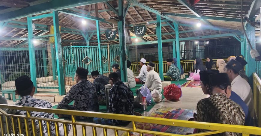 Tradisi Tahlil Malam Jumat Pahing di Makam Kyai Tameng Jati Tetap Lestari