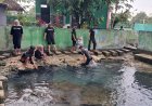 Jaga Ekosistem, Kelompok 1 PESMA Unigoro Bersihkan Sendang Tirta Arum dan Tebar Benih Ikan