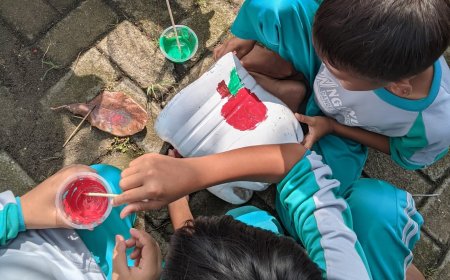 Manfaatkan Sampah: Siswa SDN Ngunut 2 Daur Ulang Galon Jadi Pot Tanaman Toga