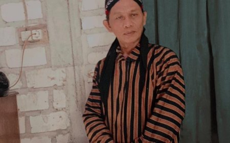 Menolak Renta: Kisah Warji (69) yang Setia Merawat Asrinya Balai Desa Sumodikaran