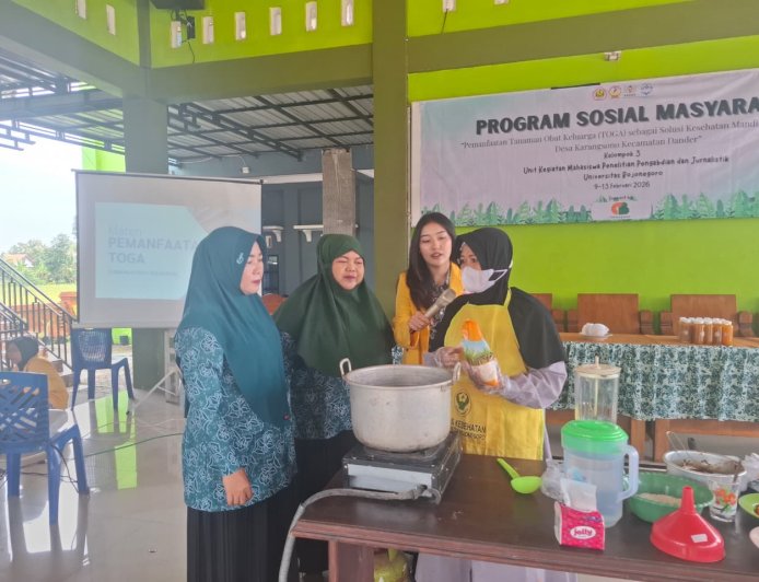 Manfaatkan TOGA Jadi Solusi Kesehatan, Kelompok Tiga UKM P2J Unigoro Latih Warga Karangsono Buat Jamu
