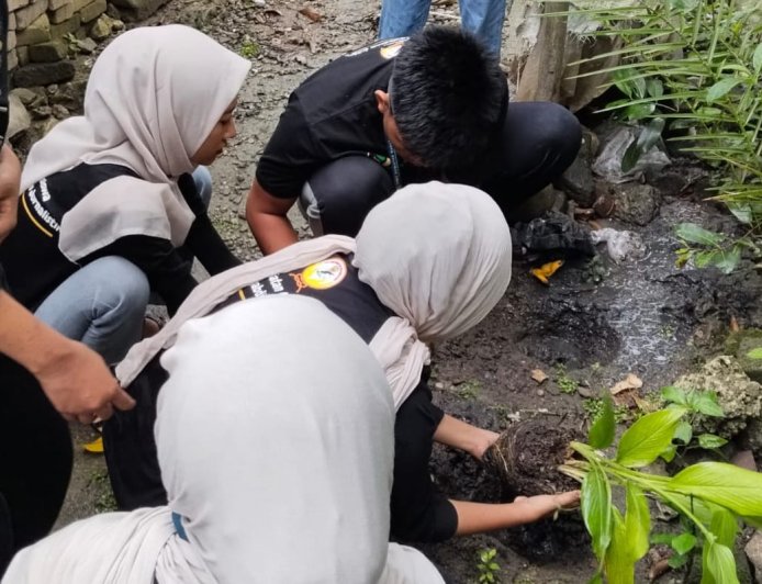 Wujudkan Apotek Hidup, Kelompok 4 PESMA UKM P2J Sasar 18 Rumah Warga Desa Sendangrejo