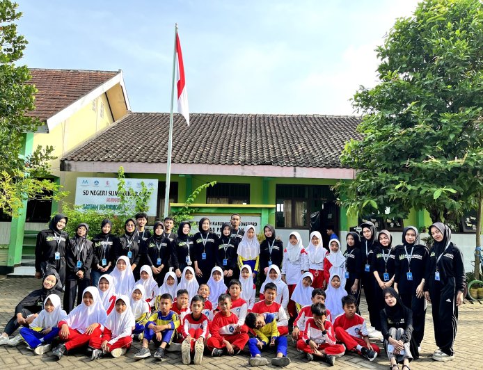 Bawa Bibit Jahe hingga Serai, Siswa SDN Sumodikaran 2 Tanam TOGA Bareng Mahasiswa