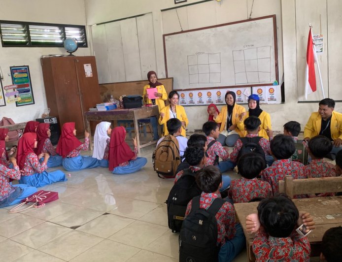 Hemat dan Sehat, Mahasiswa Unigoro Ajak Siswa SDN Sumberagung 2 Bikin 'Apotek Hidup'