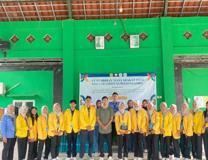 Tutup Program PESMA di Balai Desa Ngunut, Kelompok 6 PESMA UKM P2J Unigoro Serahkan Maggot dan Bibit TOGA