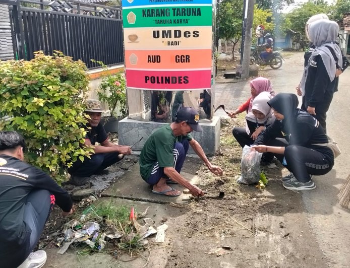 Sambut Ramadan, Warga Sumberagung dan Mahasiswa Unigoro Kompak Bersihkan Balai Desa