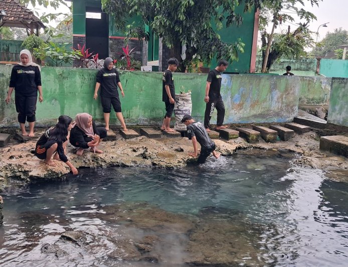 Jaga Ekosistem, Kelompok 1 PESMA Unigoro Bersihkan Sendang Tirta Arum dan Tebar Benih Ikan