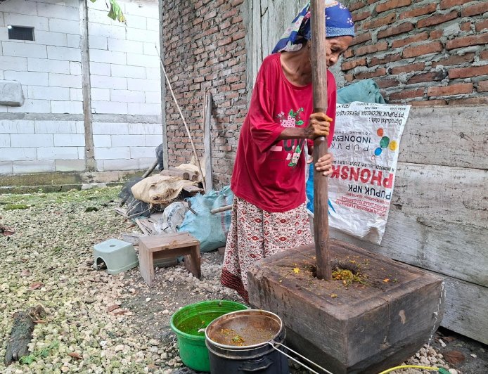 Suara Alu Mbah Kastri: Merawat Warisan Leluhur Lewat Segelas Jamu Gepyok di Sendangrejo