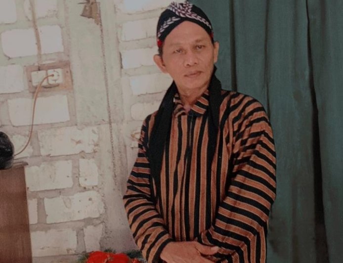 Menolak Renta: Kisah Warji (69) yang Setia Merawat Asrinya Balai Desa Sumodikaran