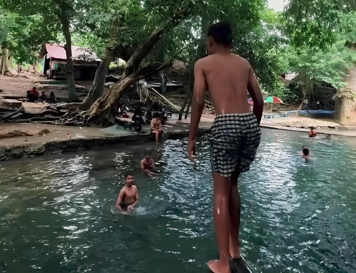 Tawa di Tepi Sungai Grogolan: Potret Anak-Anak Desa Ngunut yang Tumbuh Bersama Alam