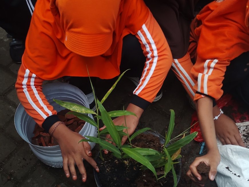 Ajak Siswa Menanam, Kelompok 6 PESMA P2J Unigoro Edukasi TOGA di SDN Ngunut 1