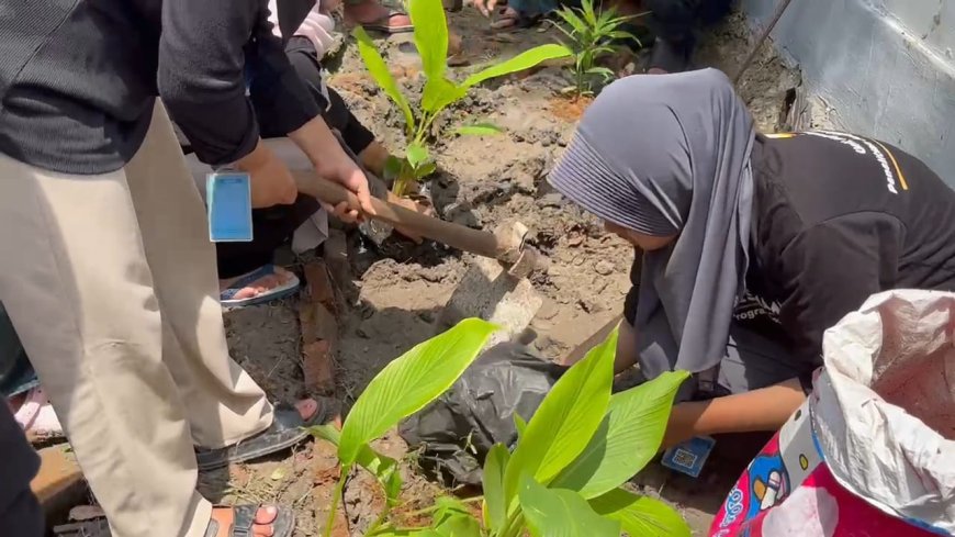 Tanamkan Kesadaran Sejak Dini, Kelompok 2 PESMA Unigoro Hadirkan Taman TOGA di SDN Sumberagung 2