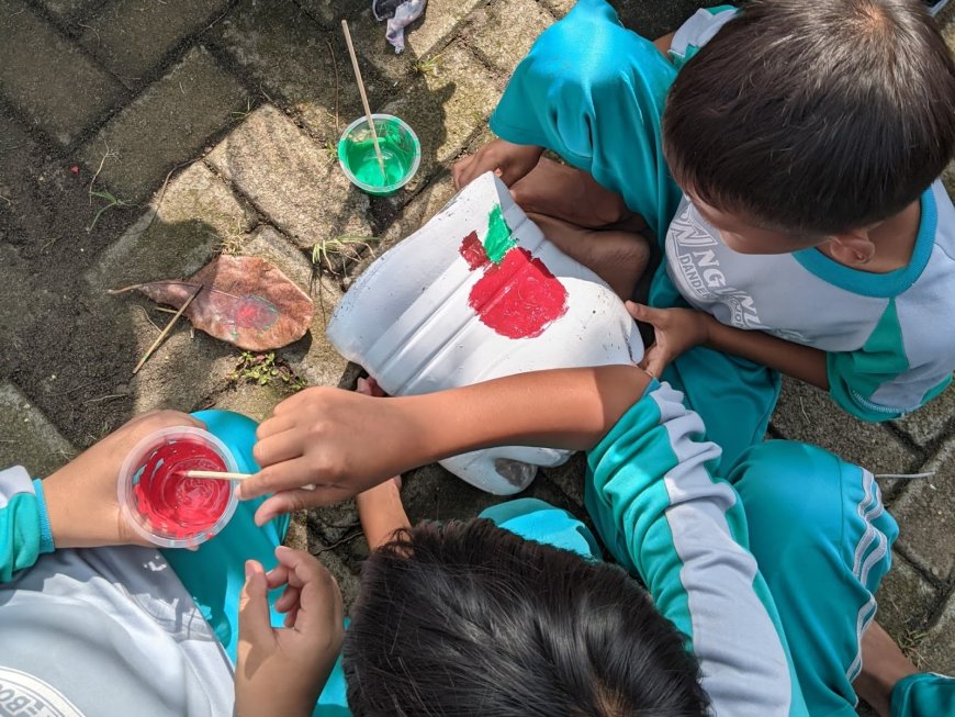 Manfaatkan Sampah: Siswa SDN Ngunut 2 Daur Ulang Galon Jadi Pot Tanaman Toga