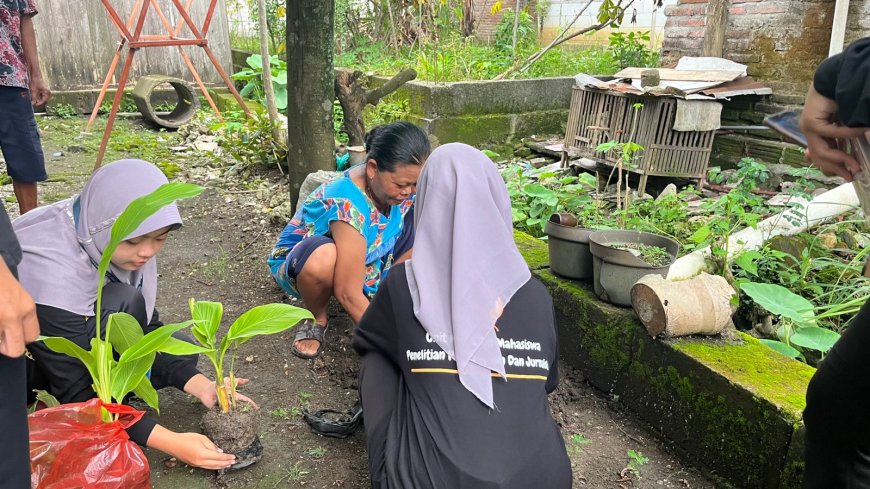Wujudkan Kemandirian Kesehatan, Pesma Kelompok Tiga UKM P2J Unigoro Hijaukan Desa Karangsono dengan TOGA