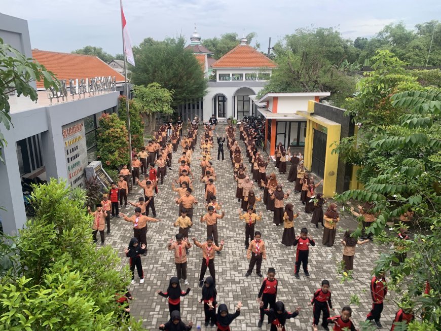 Momen Hangat Perpisahan PESMA Kelompok Tiga: Mahasiswa dan Siswa SDN Karangsono 1 Larut dalam Keceriaan Outbound
