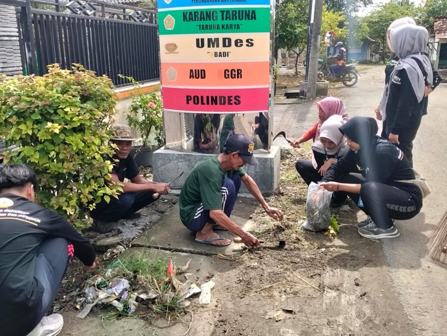Sambut Ramadan, Warga Sumberagung dan Mahasiswa Unigoro Kompak Bersihkan Balai Desa