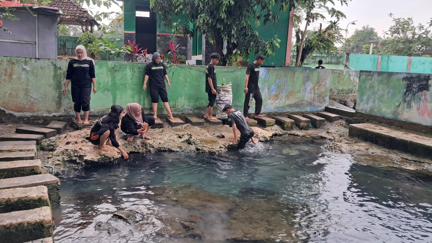 Jaga Ekosistem, Kelompok 1 PESMA Unigoro Bersihkan Sendang Tirta Arum dan Tebar Benih Ikan