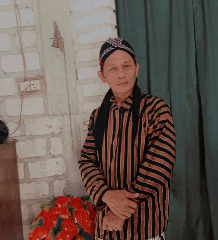 Menolak Renta: Kisah Warji (69) yang Setia Merawat Asrinya Balai Desa Sumodikaran