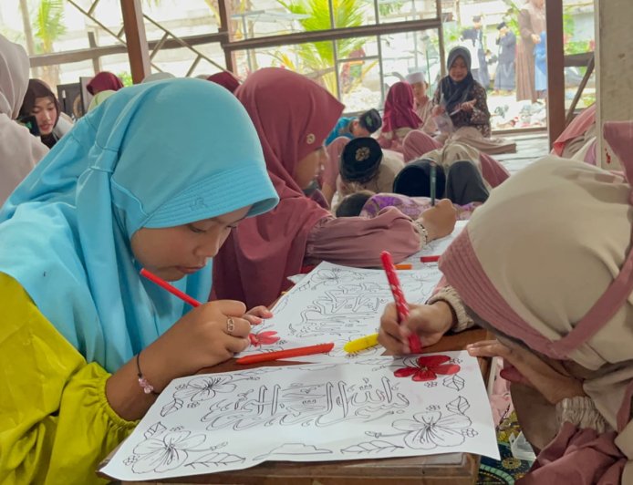 Mengukir Warna di Sumberagung: Jejak Ceria Mahasiswa PESMA Unigoro Bersama Anak TPQ